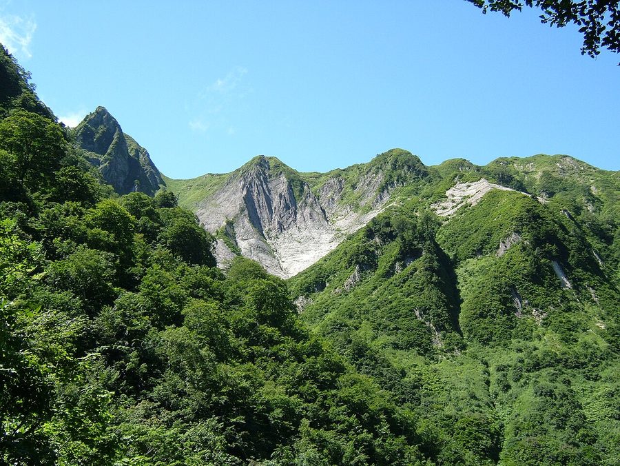 雨飾山方向に見える「ふとん菱」と呼ばれる岩肌