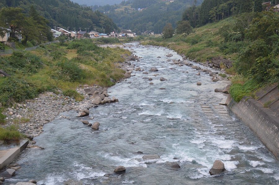村の中央部を流れる姫川