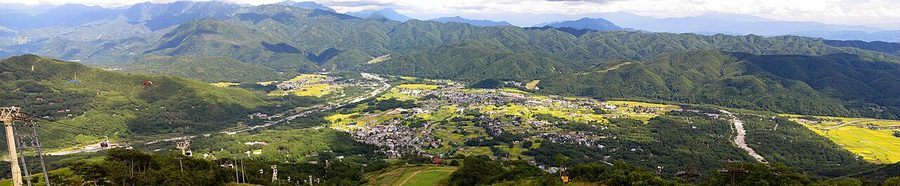 白馬村の盆地を見下ろす夏の眺め