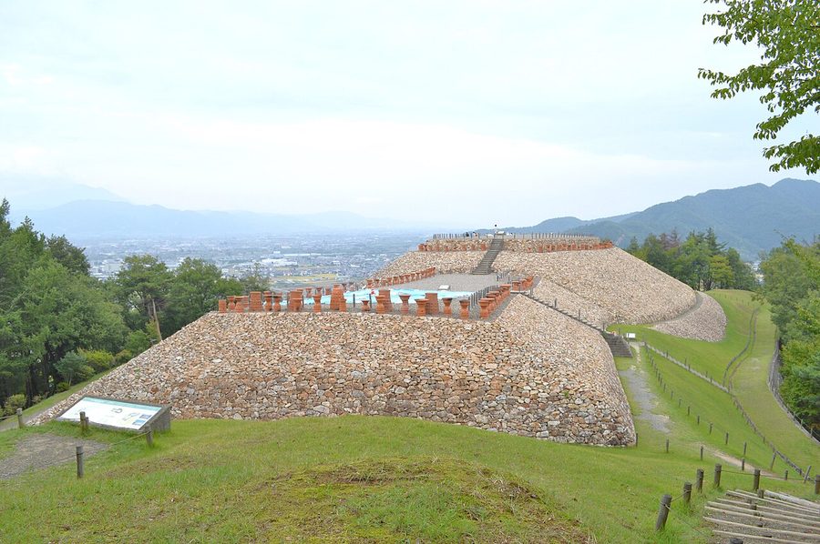 森将軍塚古墳の全景