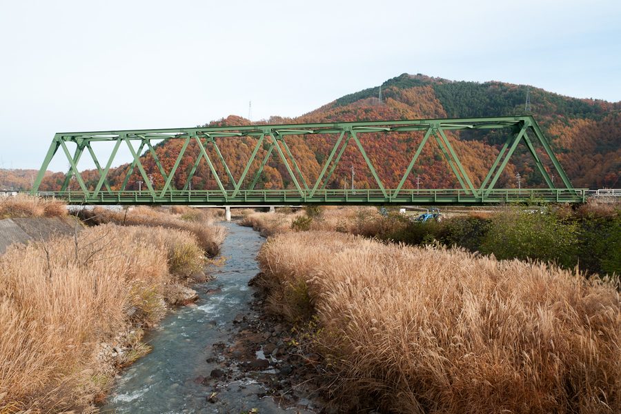 湯川に架かる小海線の橋梁