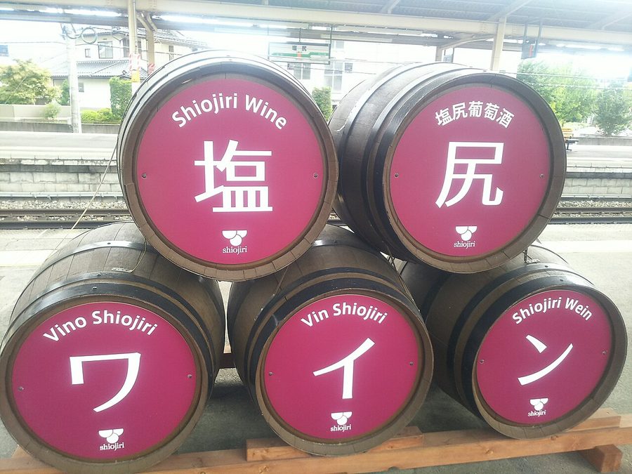 塩尻駅ホームに並ぶワイン樽のオブジェ