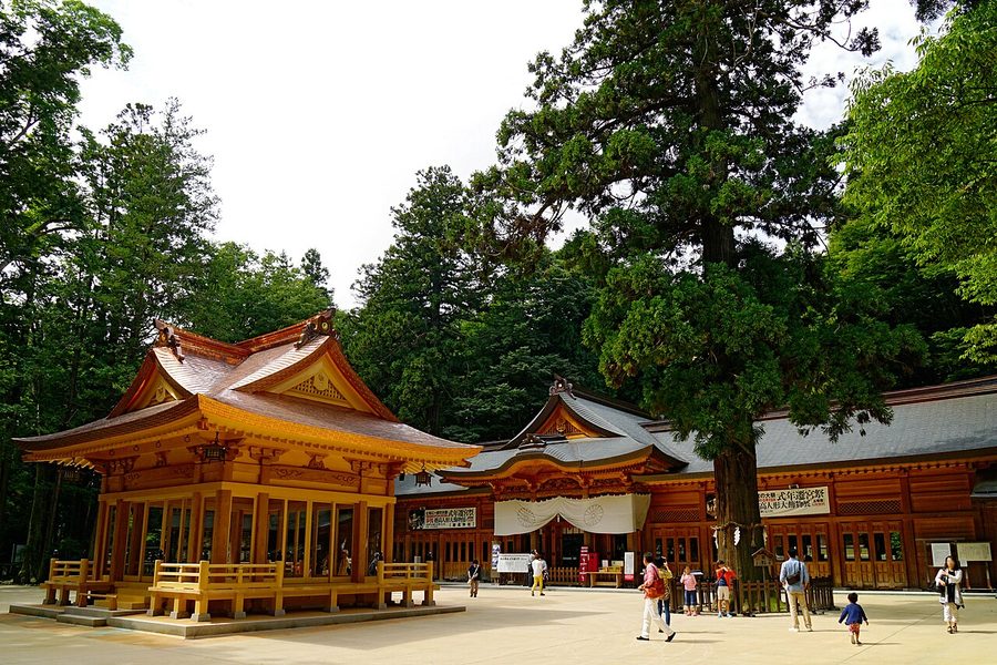 穂高神社の神楽殿と拝殿