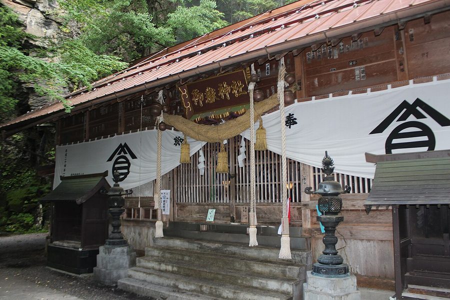 王滝御嶽神社里宮の本殿拝殿