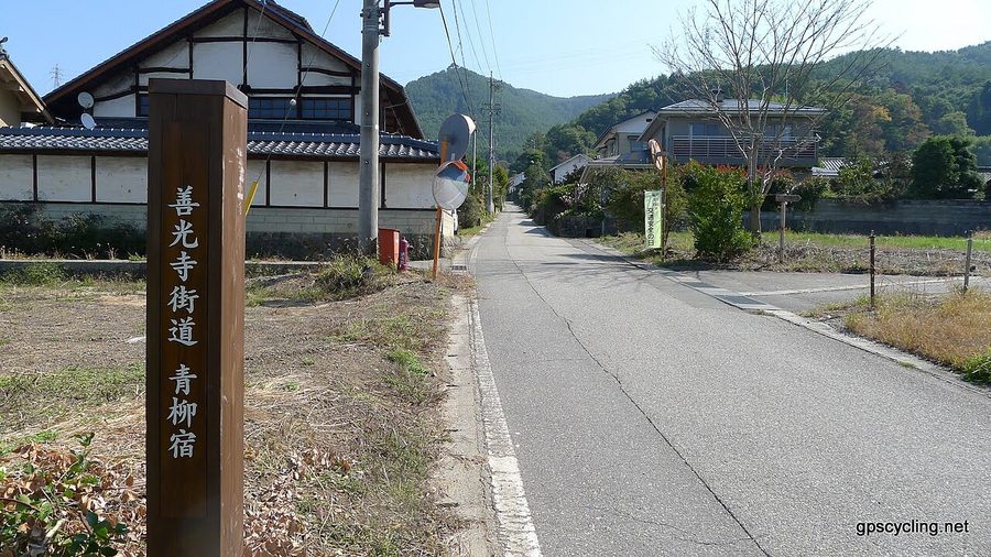 善光寺街道・青柳宿の入口に立つ標柱