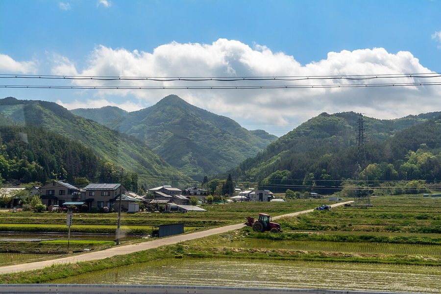 村内の山あいの集落と水田