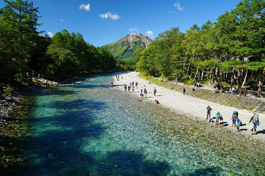 上高地を流れる梓川と焼岳