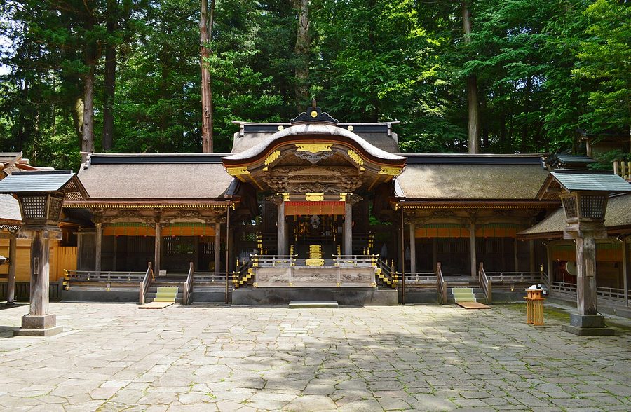 諏訪大社上社本宮の拝殿