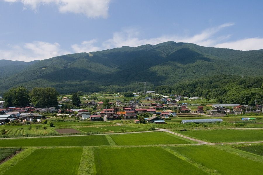 入笠山とすそ野の田園風景