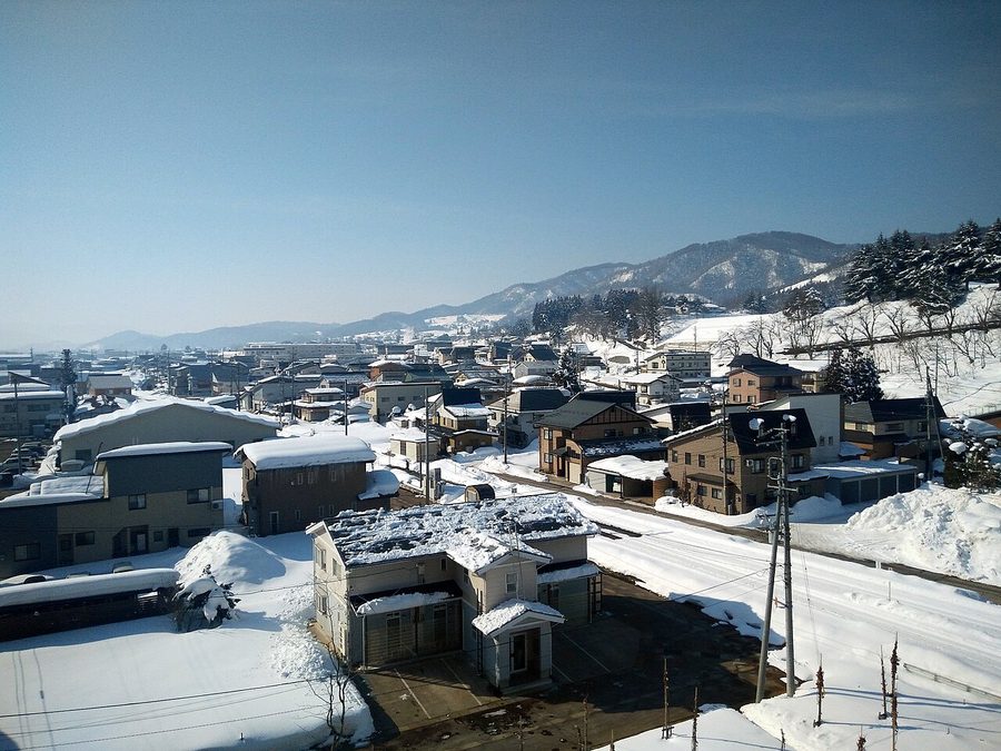 飯山駅から望む雪化粧の市街地