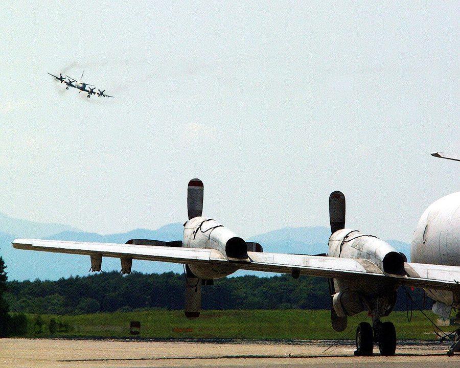 三沢基地に着陸するP-3C哨戒機