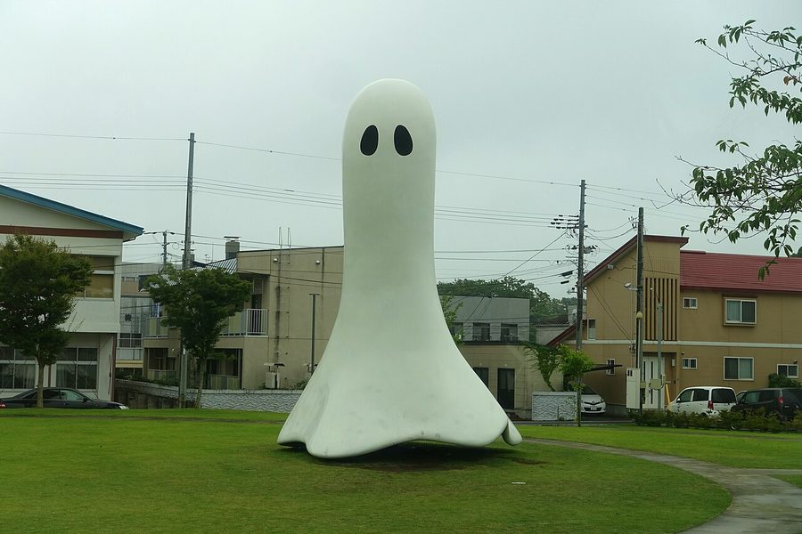 十和田市現代美術館の屋外彫刻「Ghost」(インゲス・イデーによる作品)