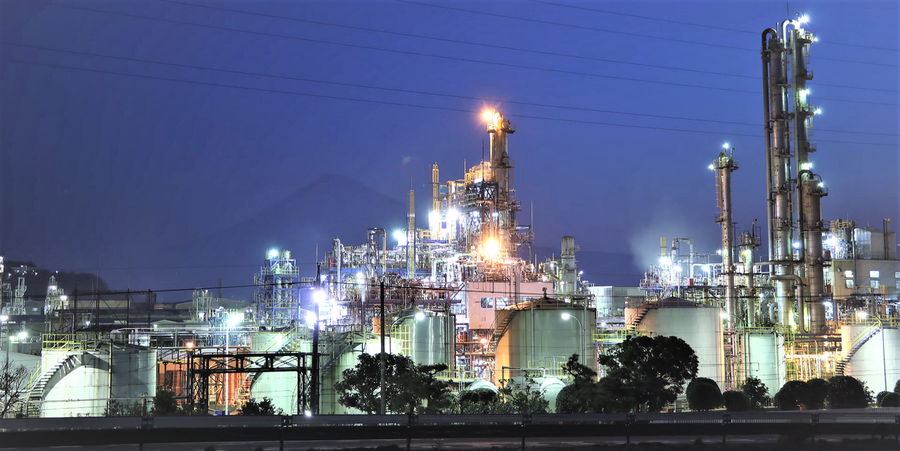 夜の製紙工場群