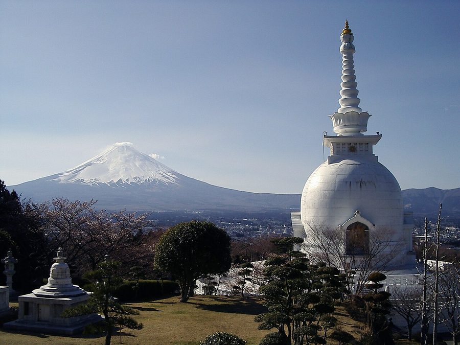 仏舎利塔と富士山