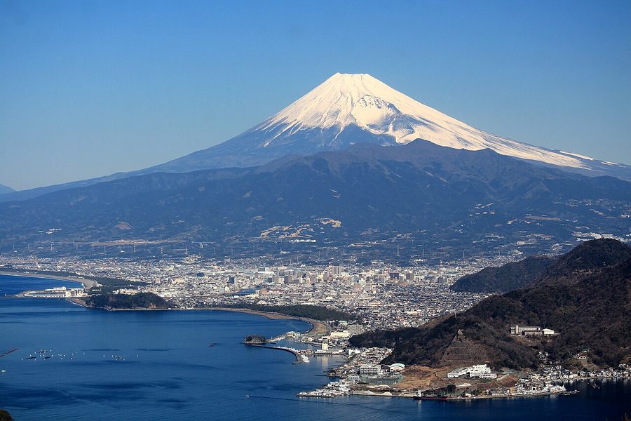 富士山と沼津市の中心市街地