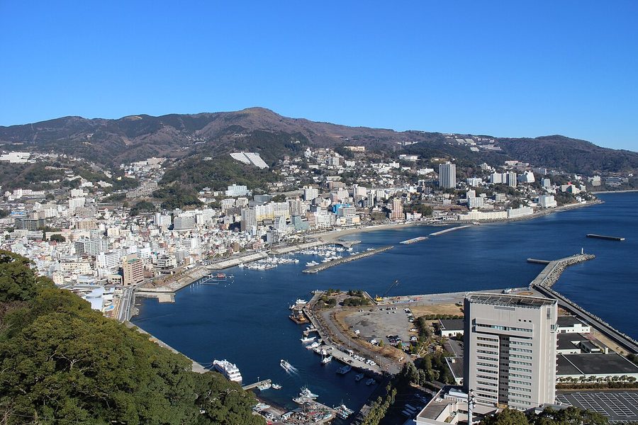 高台から見下ろした熱海の市街地と熱海港