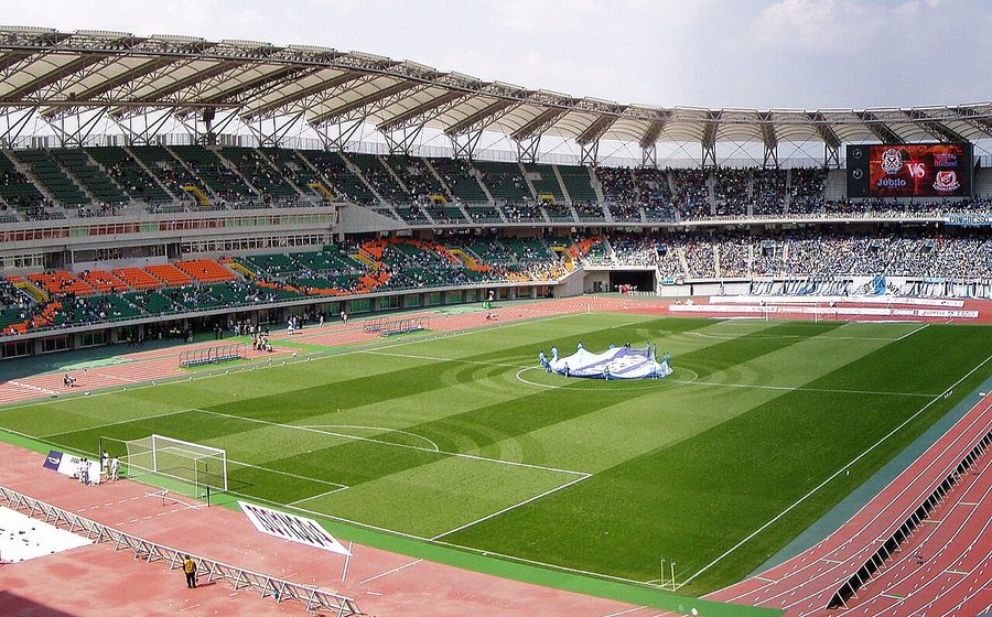 静岡スタジアムエコパのフィールドとスタンド