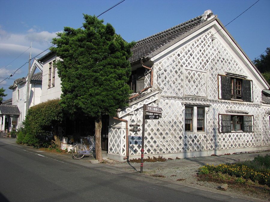 なまこ壁の町並み