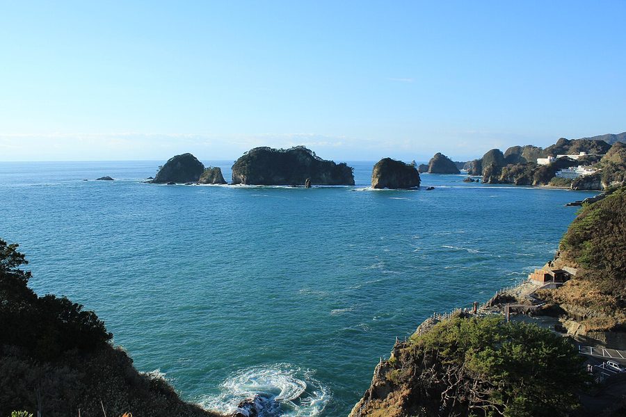 堂ヶ島海岸と三四郎島（中央）