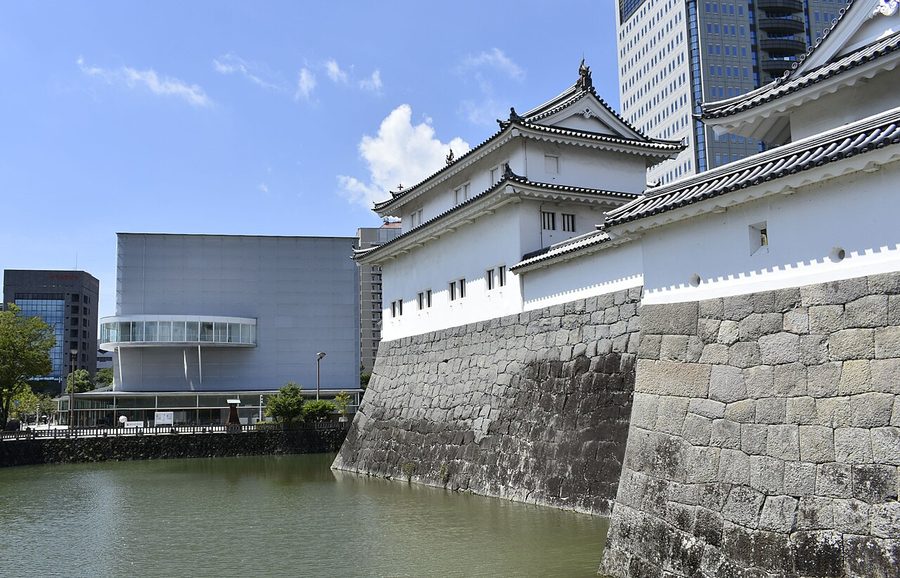 駿府城の巽櫓と石垣、堀