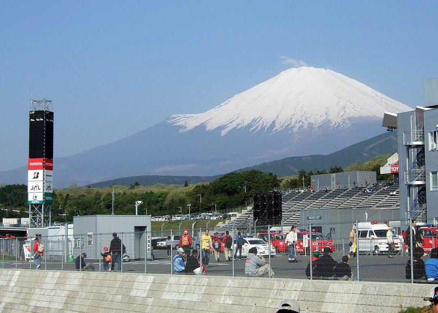 富士スピードウェイのコース脇から望む富士山