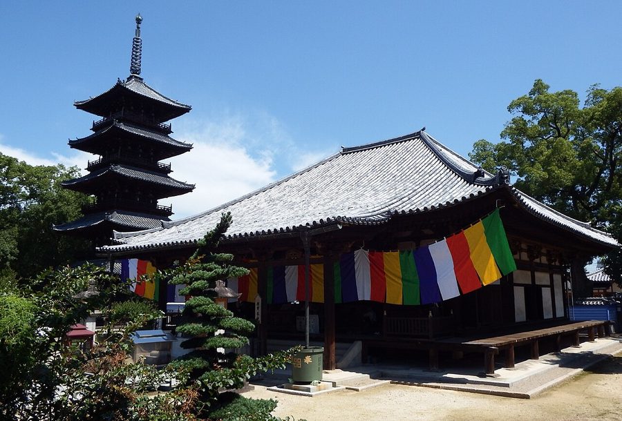 本山寺の五重塔と本堂
