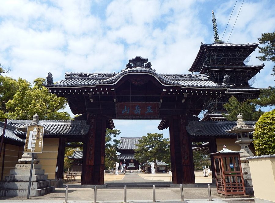 総本山善通寺・五岳山(御影堂方面への山門)