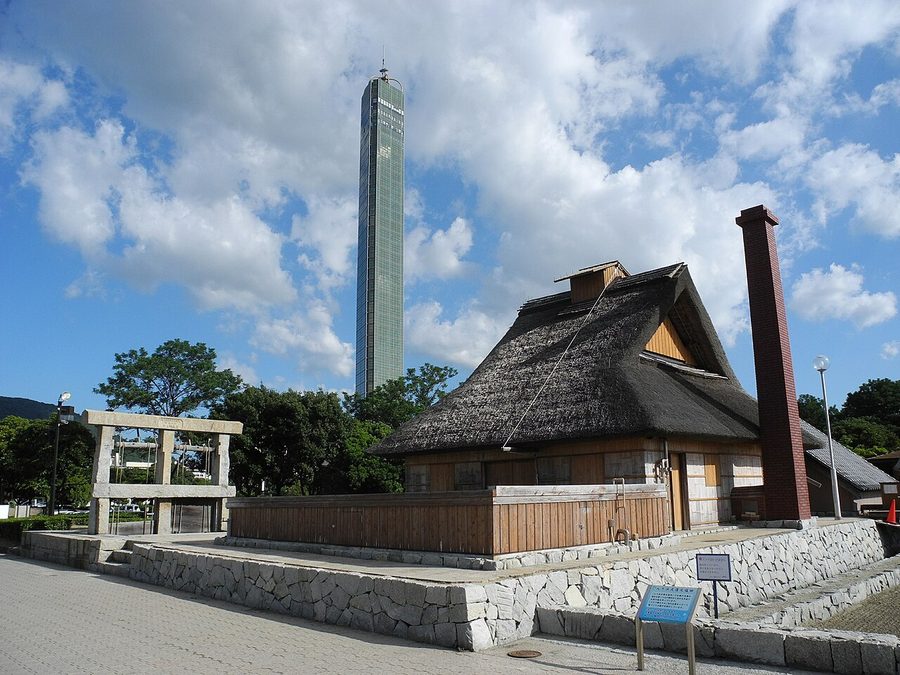 復元塩田の釜屋とゴールドタワー