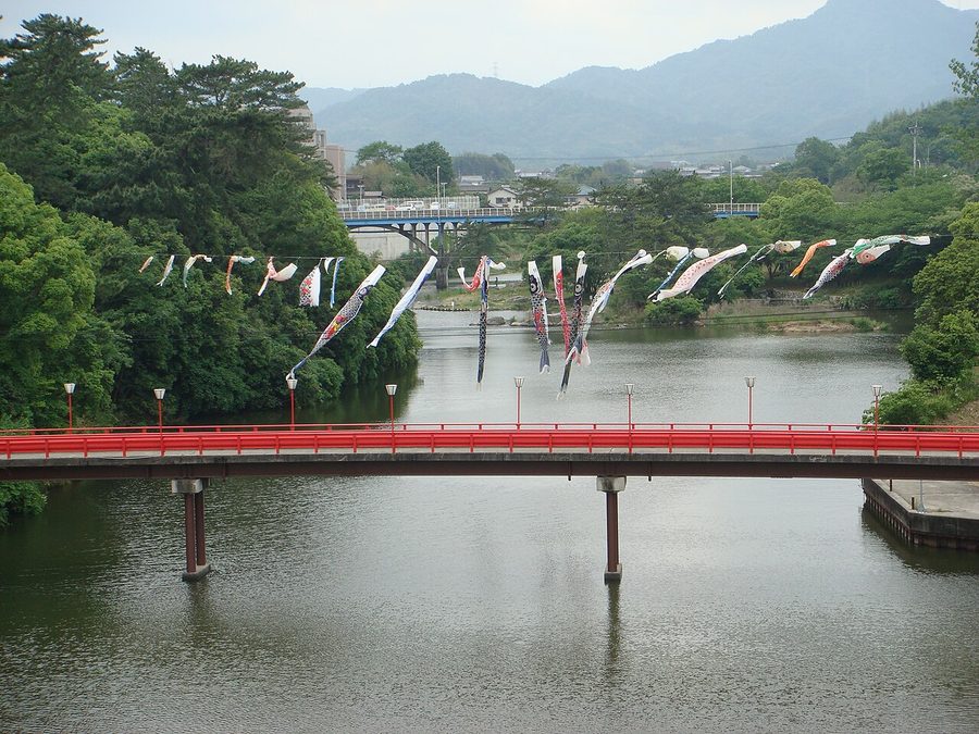 道の駅滝宮付近を流れる綾川