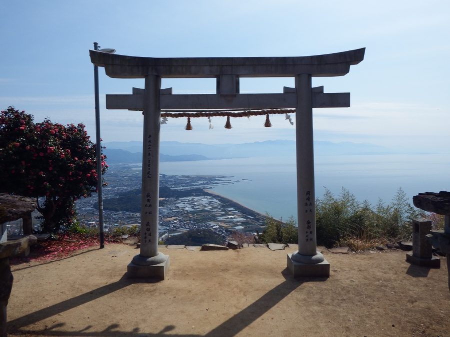 高屋神社本宮の鳥居越しに、瀬戸内海と市街地を望む眺めです