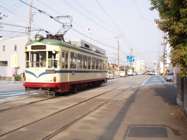 南国市中心部を走るとさでん交通700系電車