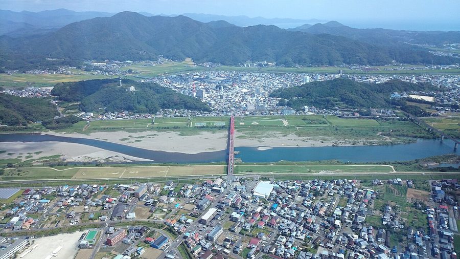 四万十川の流れと四万十市の市街地