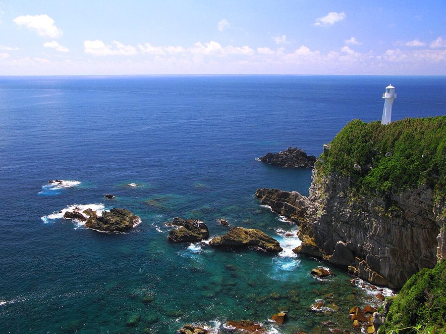 足摺岬展望台から望む岬の先端と足摺岬灯台