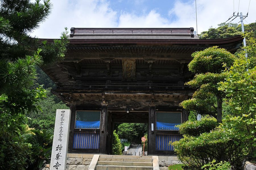 神峯寺の山門