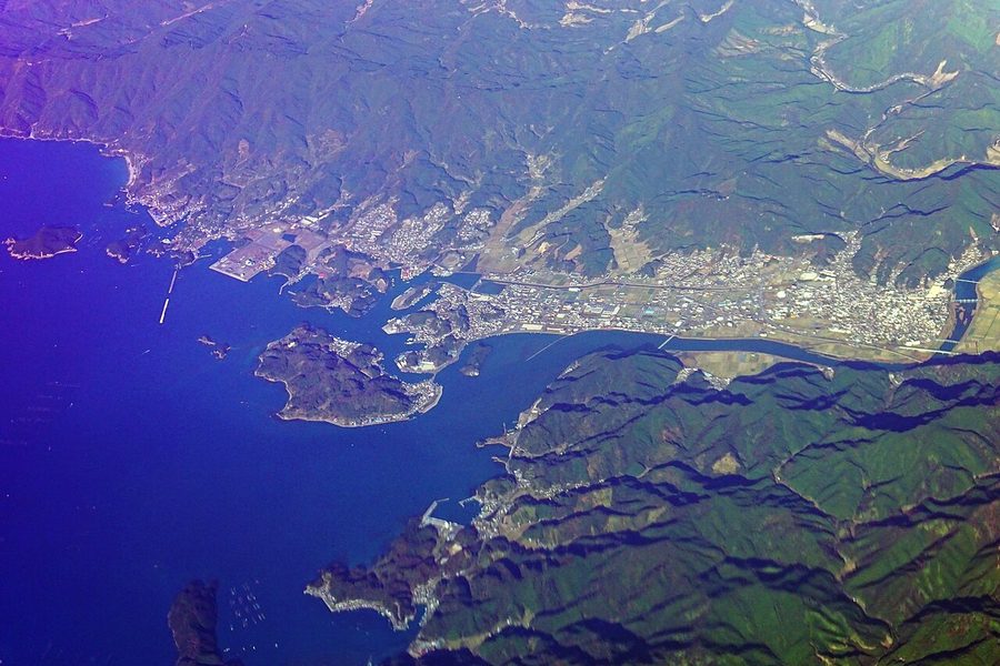 宿毛湾に注ぐ松田川の河口を上空から捉えた一枚