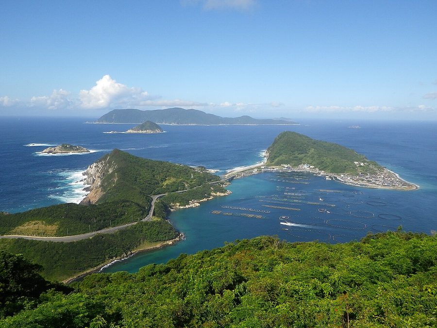 沖の島（奥）と柏島（手前）