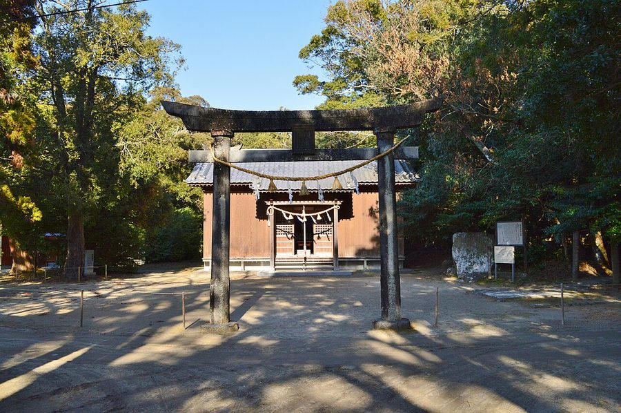 加茂神社の鳥居と社殿