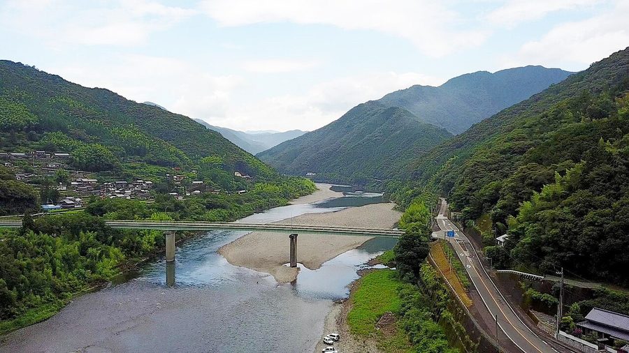 仁淀川に架かる柳瀬橋の空撮