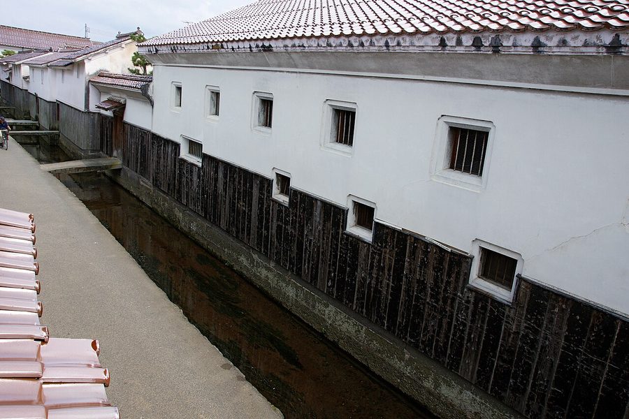 打吹玉川地区の白壁土蔵と水路沿いの町並み
