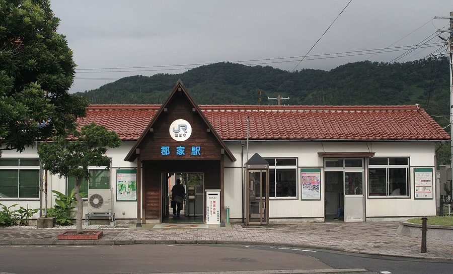 郡家駅の駅舎