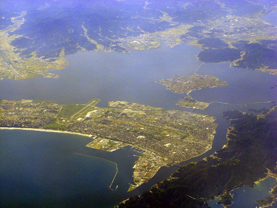 境港市（手前）と松江市方面（奥）の空撮