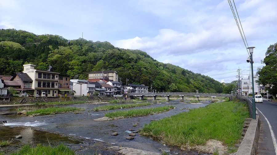 三徳川沿いに広がる三朝温泉の温泉街