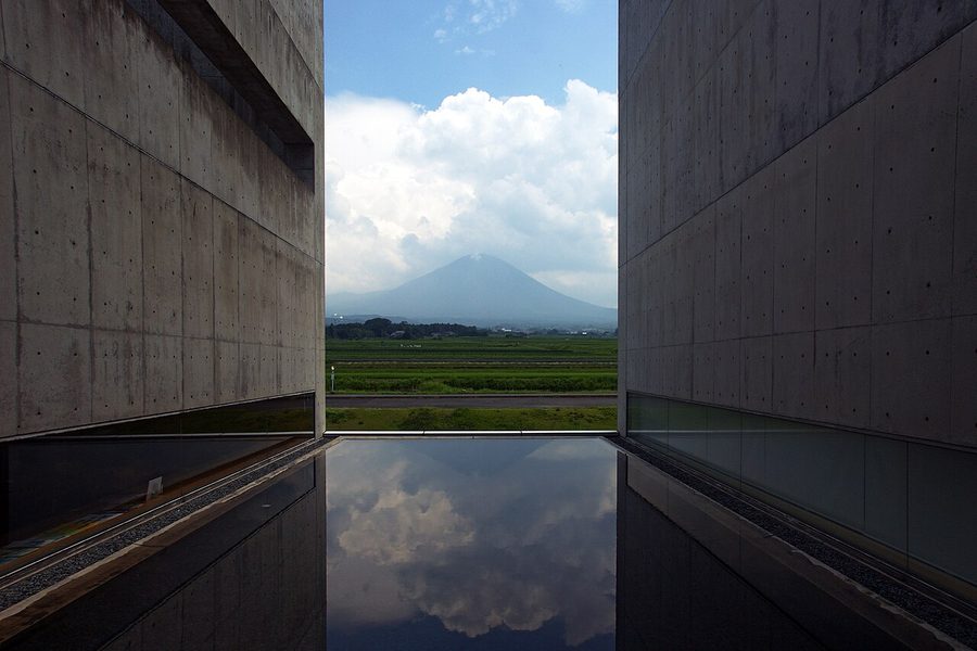 植田正治写真美術館の建物越しに望む大山