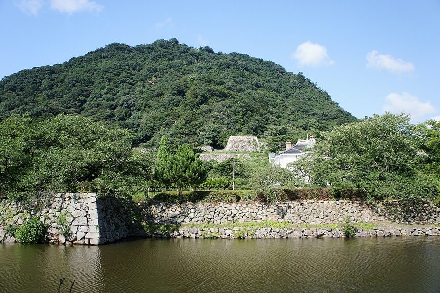 鳥取城跡の石垣と堀