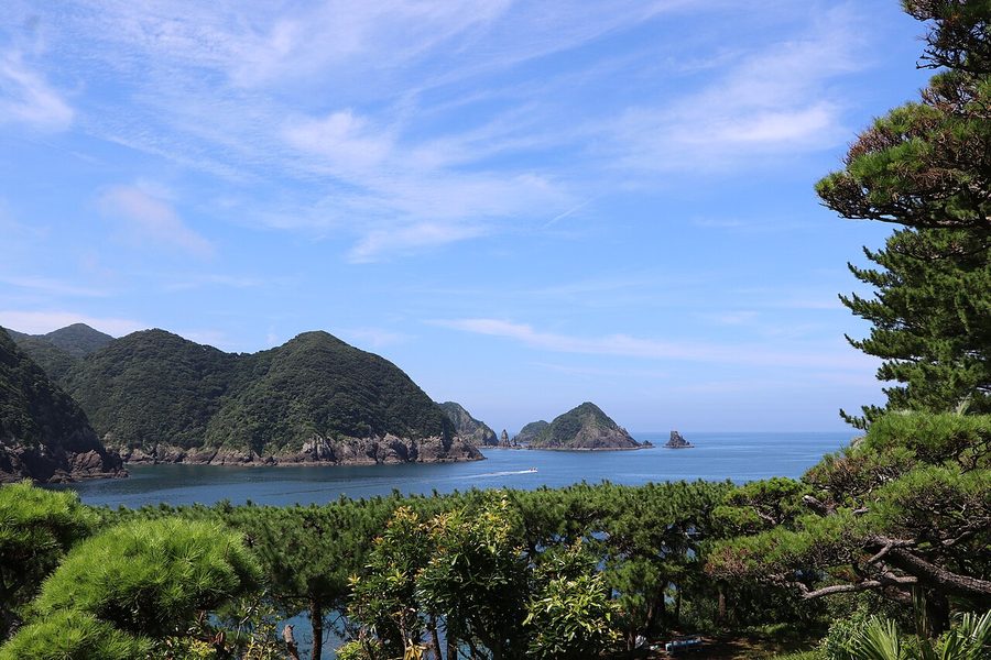 輝津館の展望地点から見た坊津のリアス式海岸と双剣石