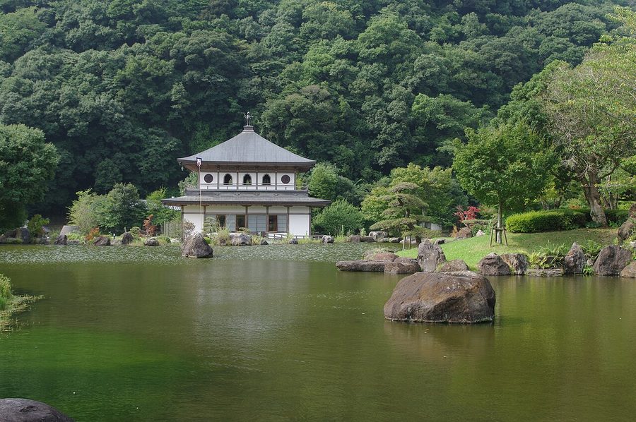 池のほとりに建つ「桜の屋形」
