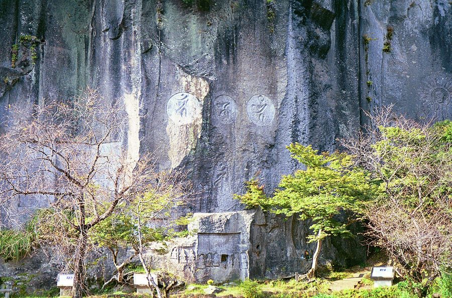 岩壁に彫られた円形の仏像群
