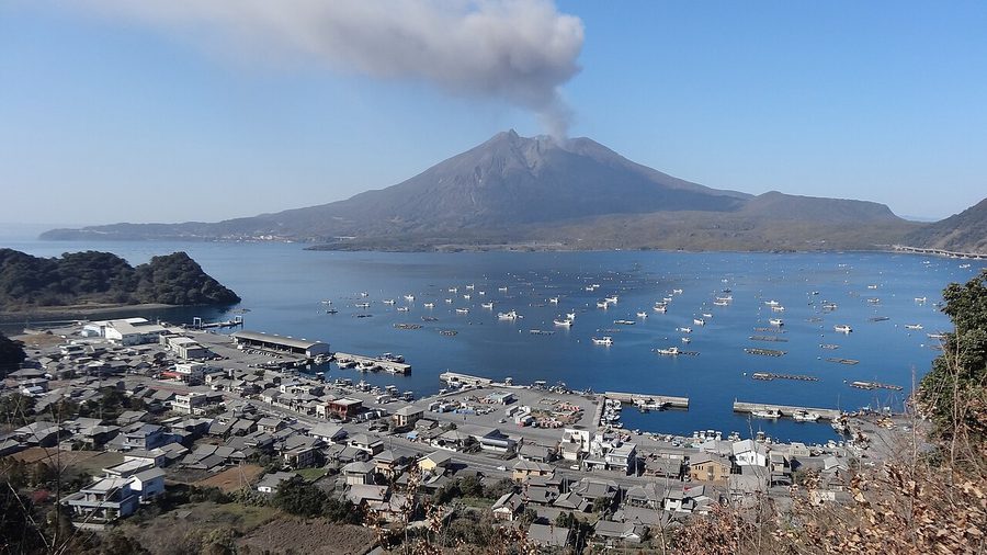 海潟地区の港と桜島