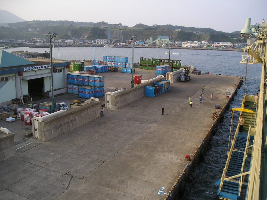 徳之島町にある亀徳港の様子