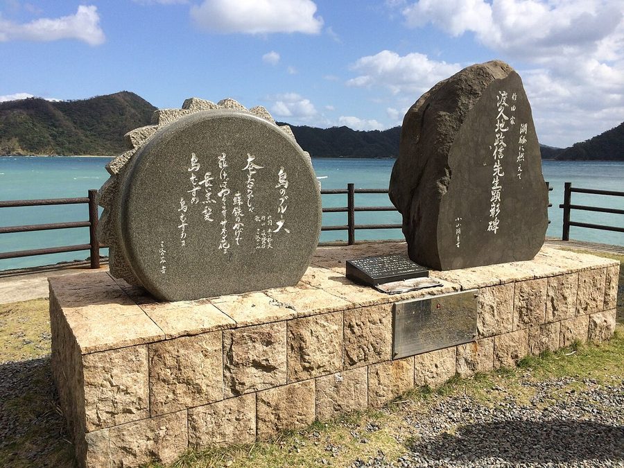 龍郷湾を望む岬に立つ「島のブルース」の歌碑